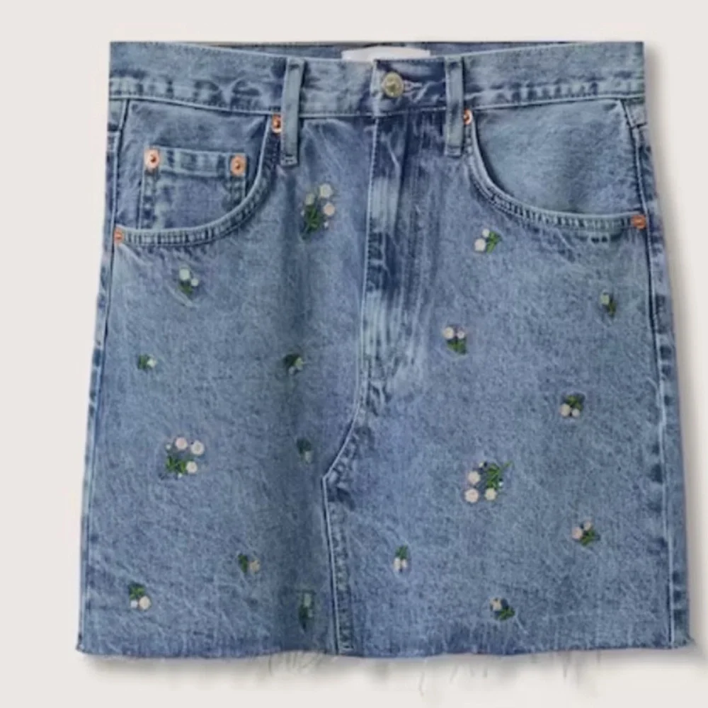 ๐MANGO Denim Mini Skirt with Pink Flowers ๐ - Picture 11 of 11